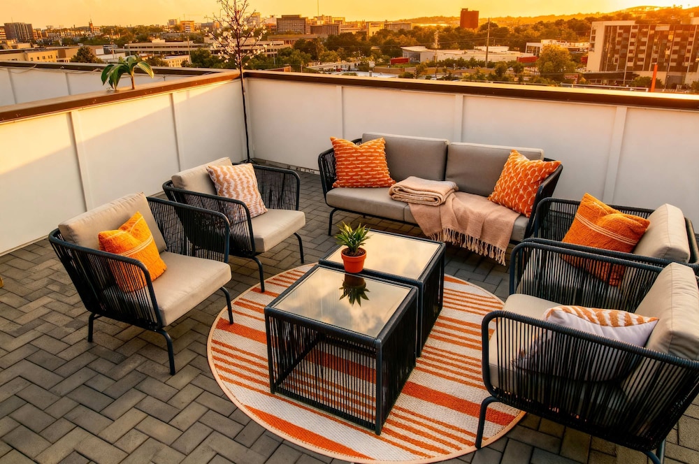 Elvis-themed 13 Beds Rooftop City Views