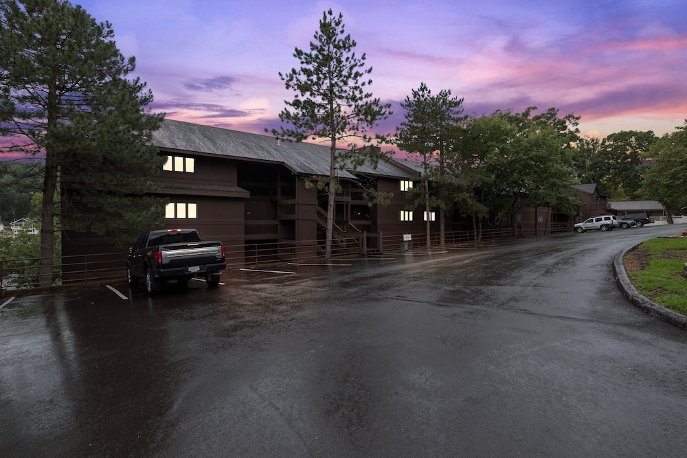 Stunning Lake Views, Pools, Wildlife, Pet-friendly