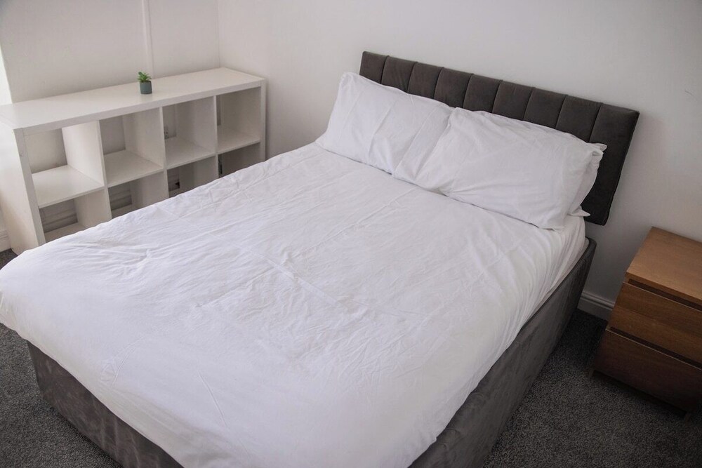 City Centre 6-bed Swansea Getaway