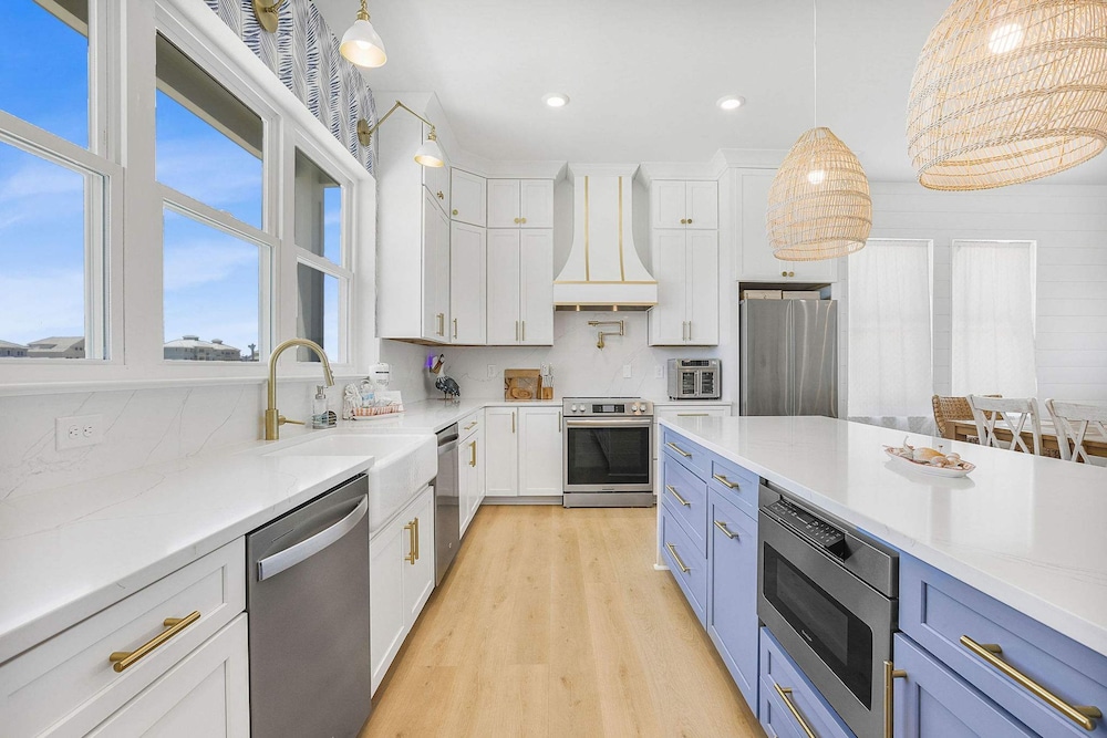 Beach Blessing- Pool Elevator Sleeps 16 SIX Bedrooms 6 Baths