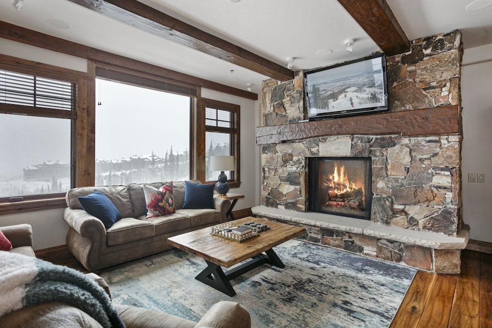 Grand Lodge - Three Bedroom #401 - Ski-in/ski-out 3 Condo