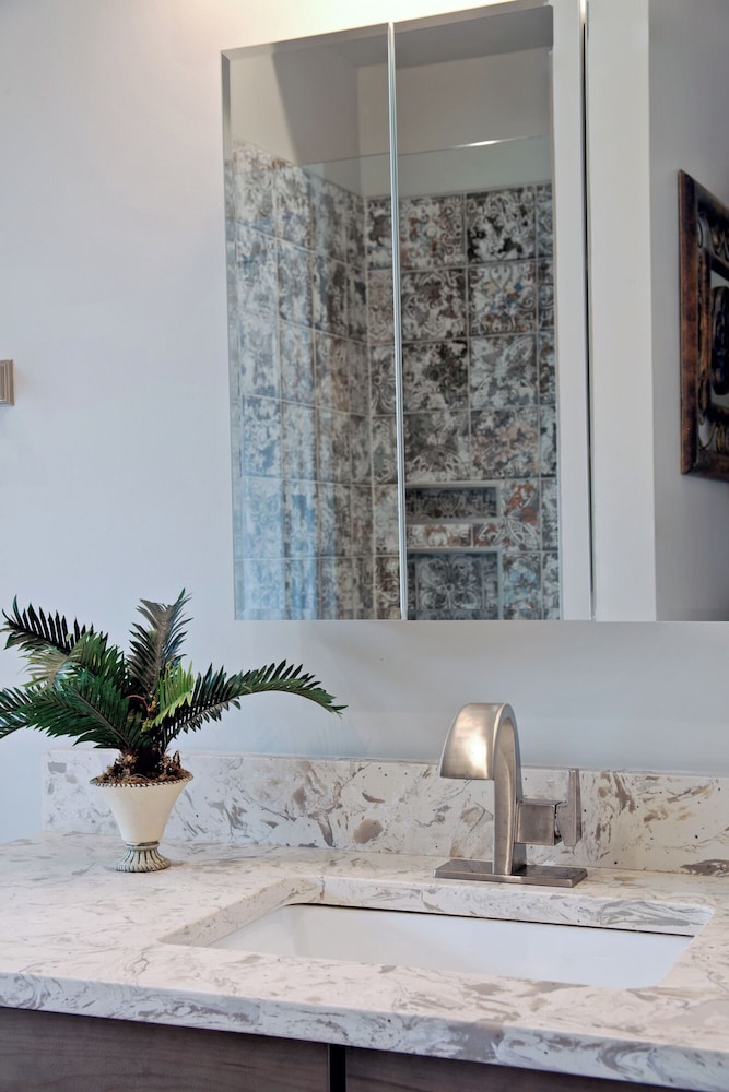 Newly Renovated 4 bed 3 bath & 2 Parking