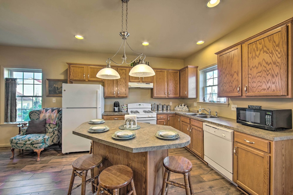 Unique Townhouse in Bavarian-style Neighborhood! - Property Image 18