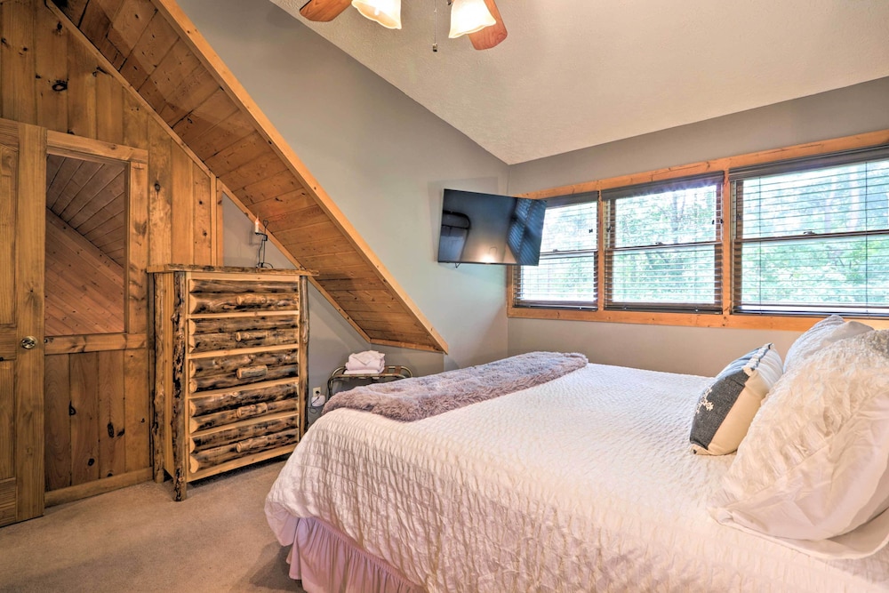 Sevierville Blue Ridge Bungalow w/ Hot Tub, Deck view 5