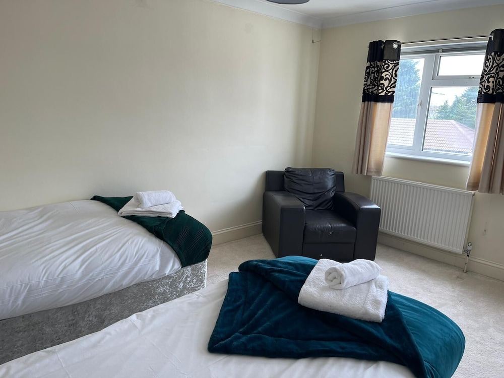 3-bed Semi-detached House, Wifi, Parking, Outdoor Space view 2