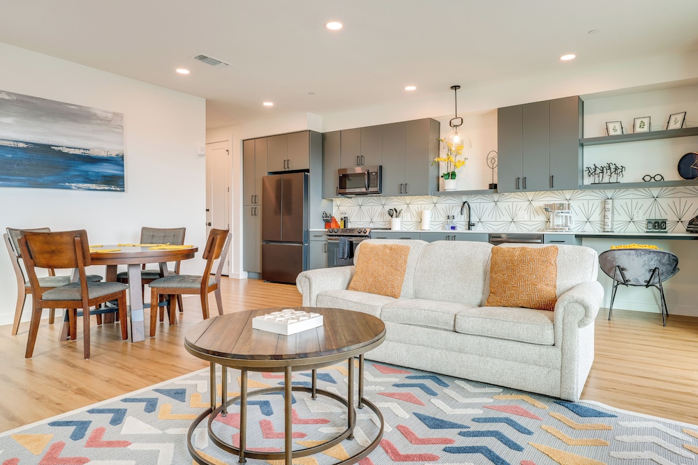 5 Mi to Dtwn: Modern Condo in New Braunfels!