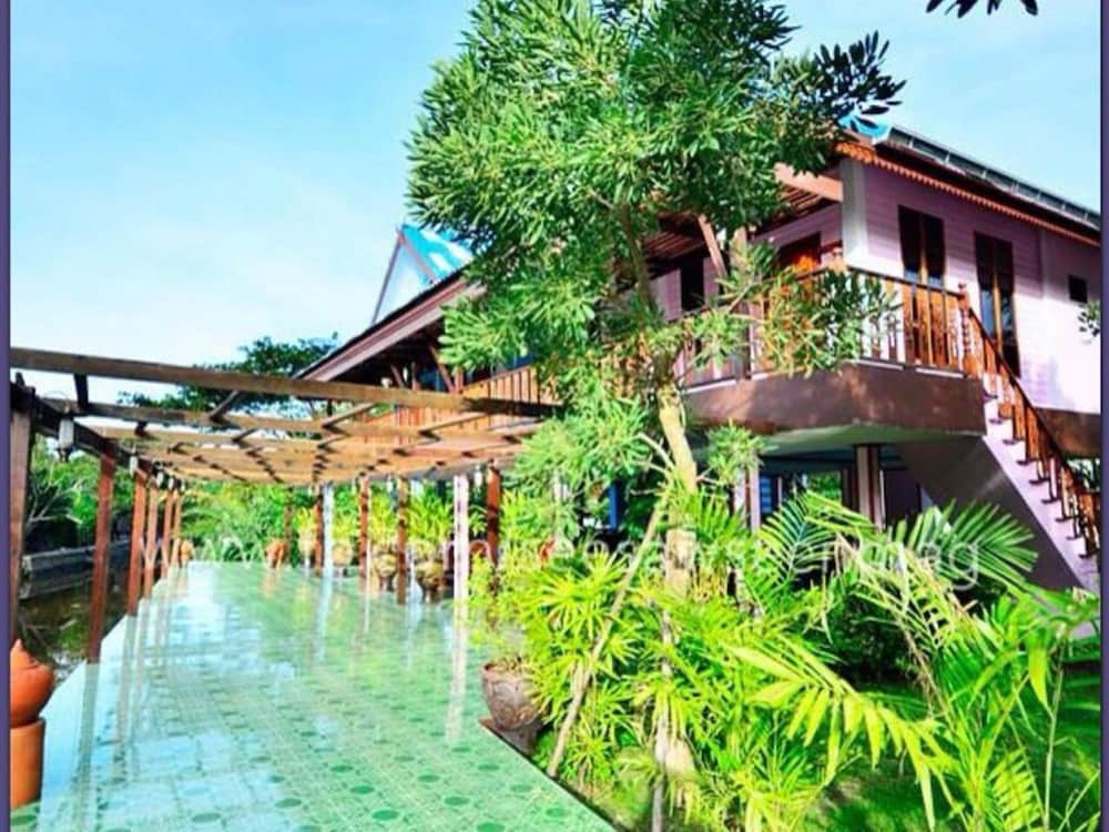 Aioun At Amphawa