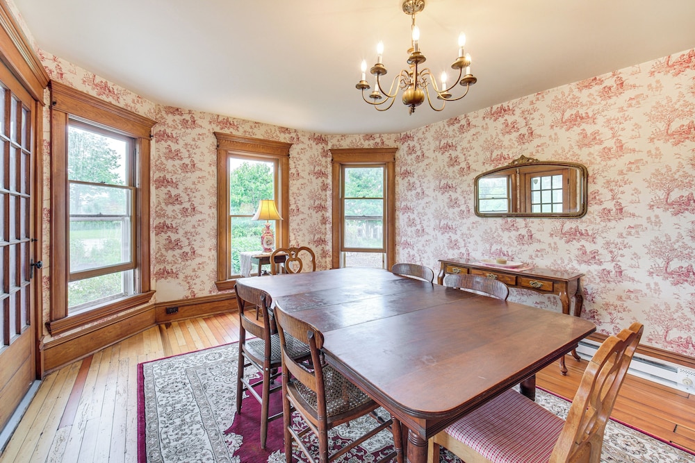 2 Mi to Chardon Square: Spacious Farmhouse