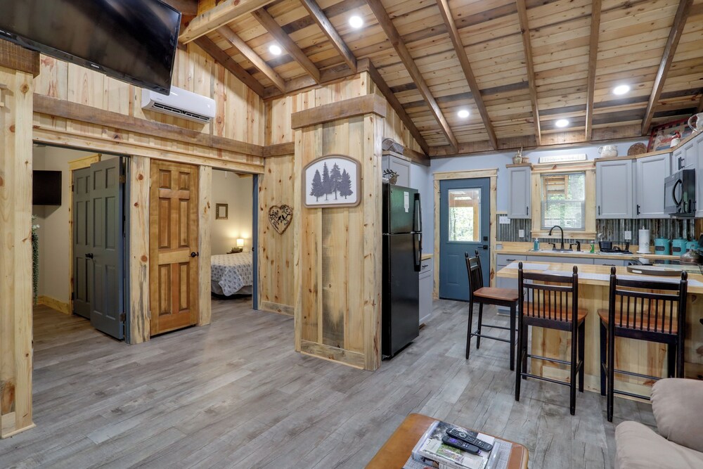 < 1 Mi to Devils Fork Recreation Area: Cozy Cabin!