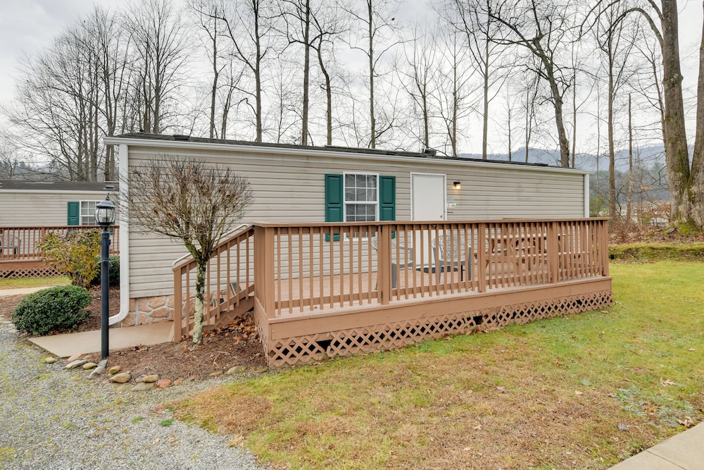 Blue Ridge Base Camp: Resort Cabin in Waynesville