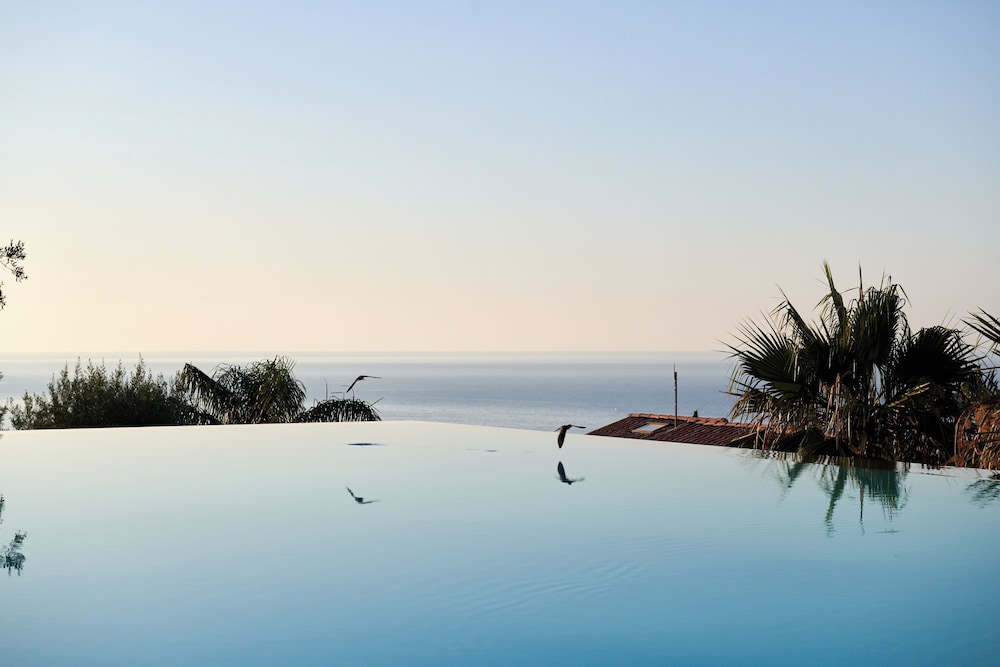 Stunning Tower, With Infinity Pool in Sicily photo 3