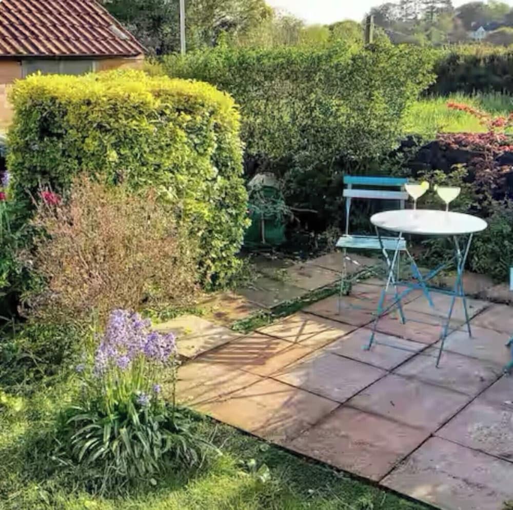 2 Guests - Garden Retreat With Balcony Views