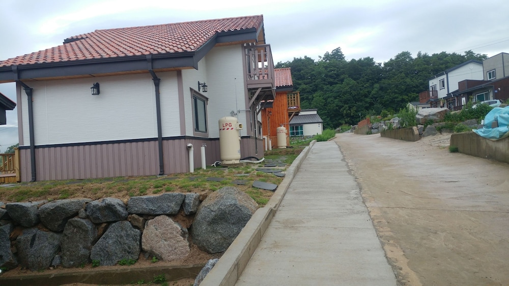 Daegwallyeong Solbawee Log-Housing Pension