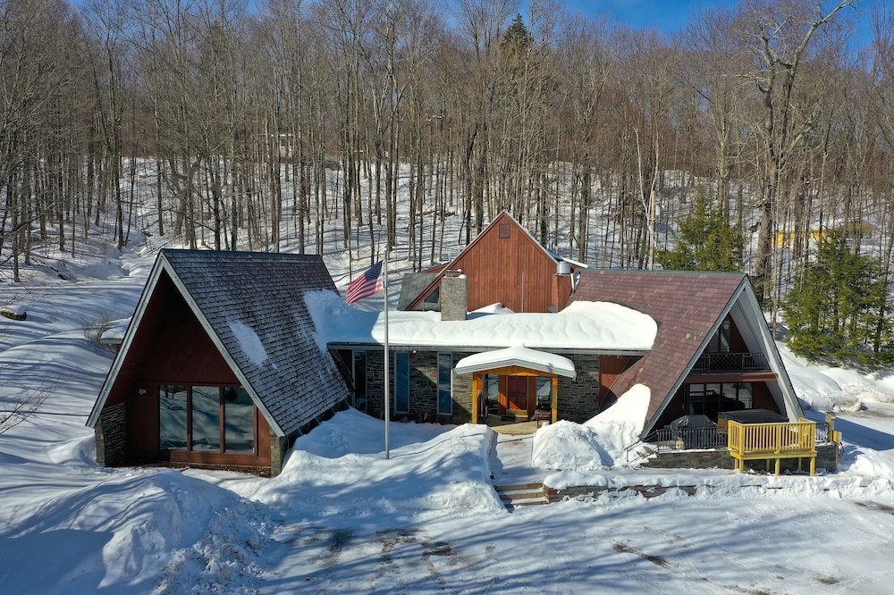 Rent An Inn! Takeover The Birch Ridge W/ Your Group. Mountain Lodge: 11 Rooms, Bar, Fireplace. 28ppl 11 Bedroom Home