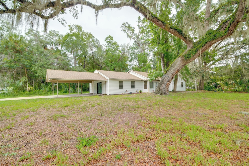 Swim, Hike & Kayak: Crystal River Retreat w/ Yard!