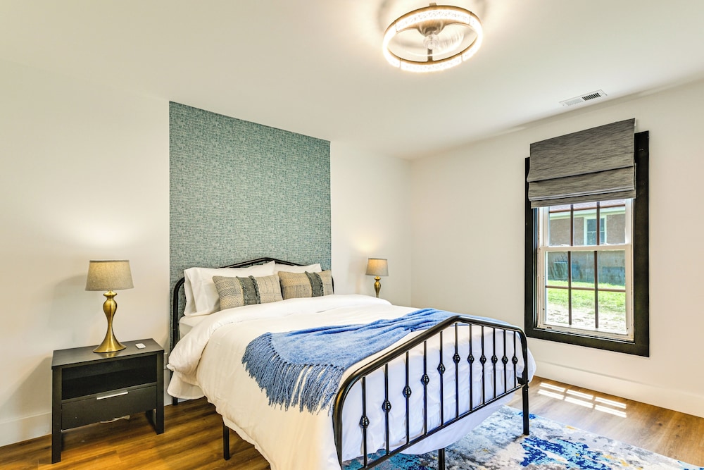 Weekend Getaway in Cornelius: Walk to Dining!