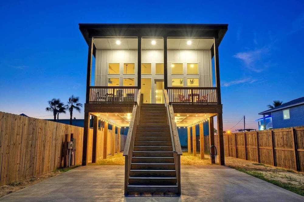 Sleeps 16 2 Homes, Priv Pool, Ping-pong 1block to Alister St. Shops & Dining
