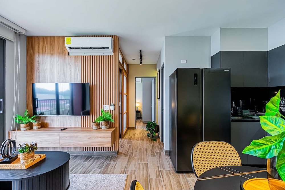 w Regal 1BR w Great Deco in Centriqo