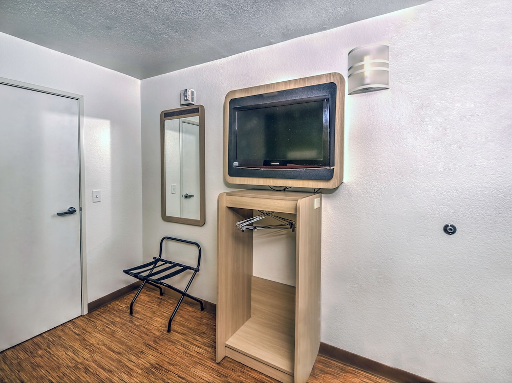 Motel 6 – Colorado Springs, CO – South/Metro Area
