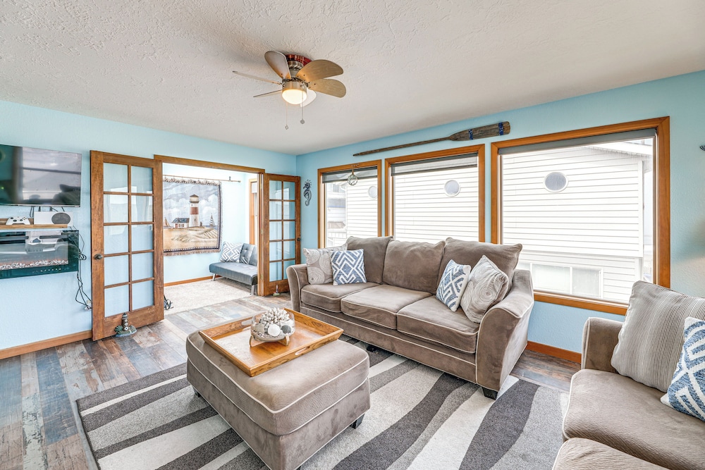 Walk to Beach: Dog-friendly Home in Lincoln City