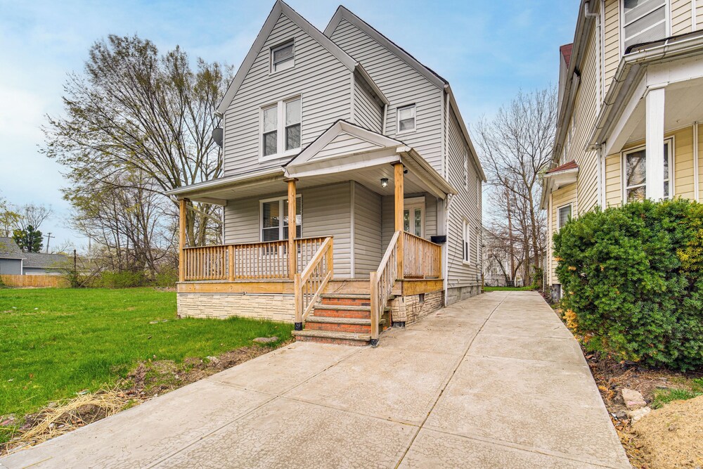 4 Mi to Dtwn: Modern Retreat w/ Yard in Cleveland