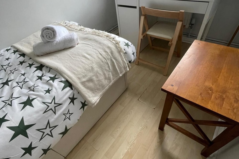 3 Bed House - Sleeps 5 - Garden - Parking - Wifi