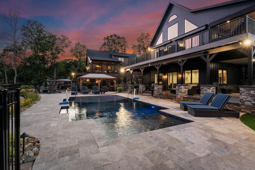 Blue Heron by Avantstay Lakefront Dock Pool Theater Sleeps 22