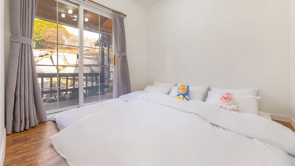 Ganghwa Hi Mom Kids Spa Pension Yellow