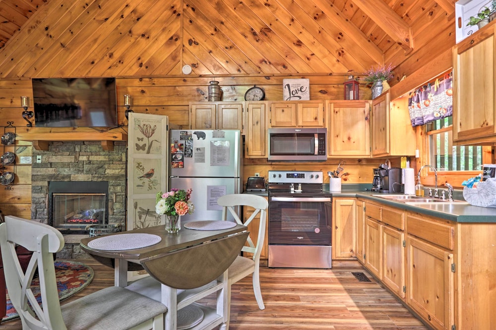 Hot Tub: 'chance for Romance' Gatlinburg Cabin view 5