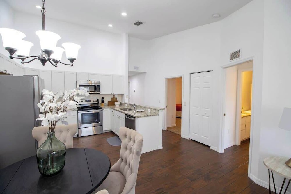 Entire Modern Home in Dade City