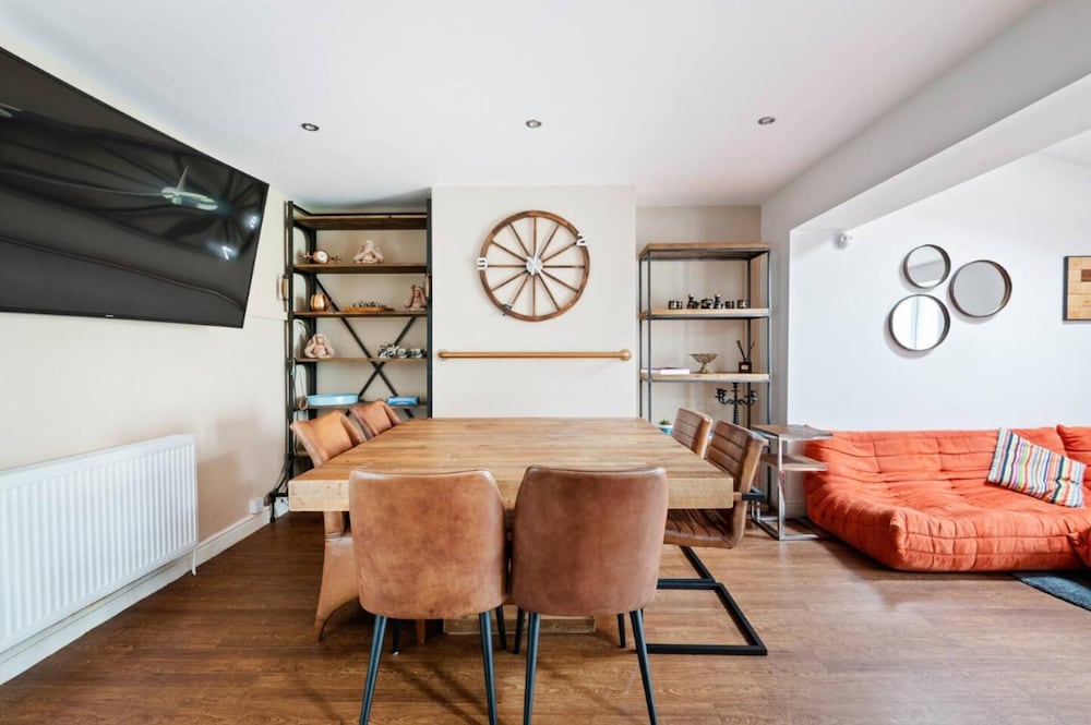 Stunning 5 Bed House in Leeds Contractors Welcome view 3
