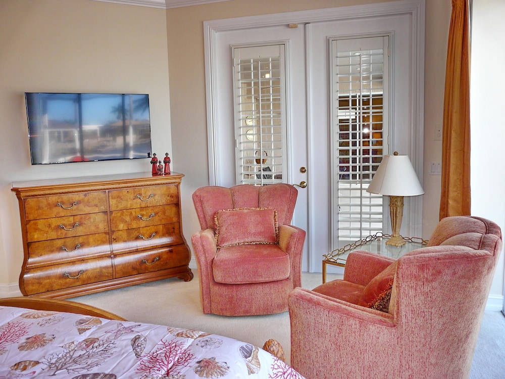Pet-friendly Waterfront Home Near Beach With Pool view 2
