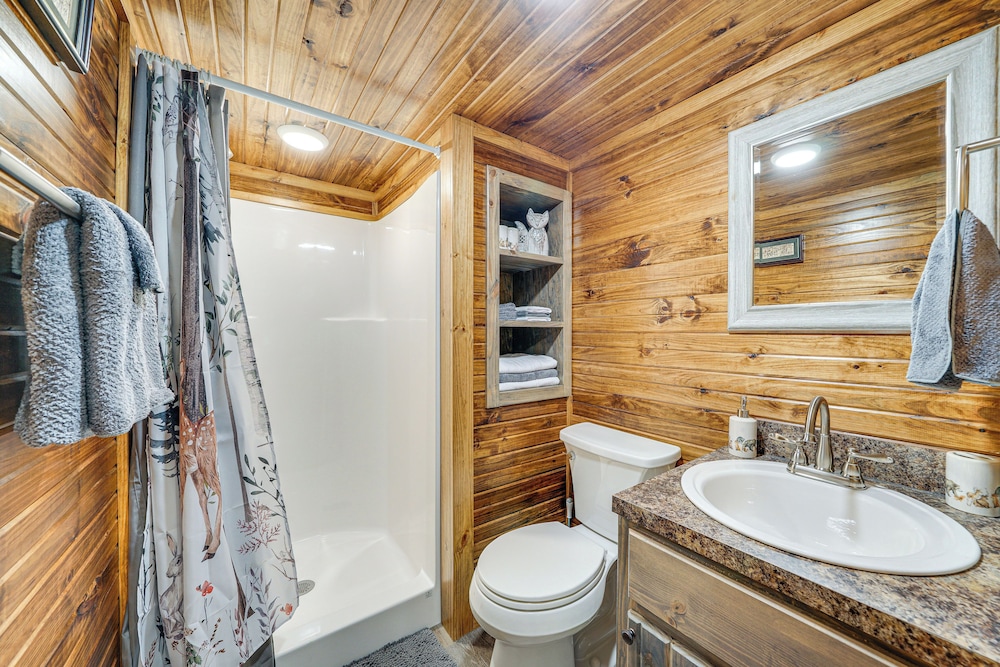 Couples Cabin in Broken Bow ~ 5 Mi to Downtown!