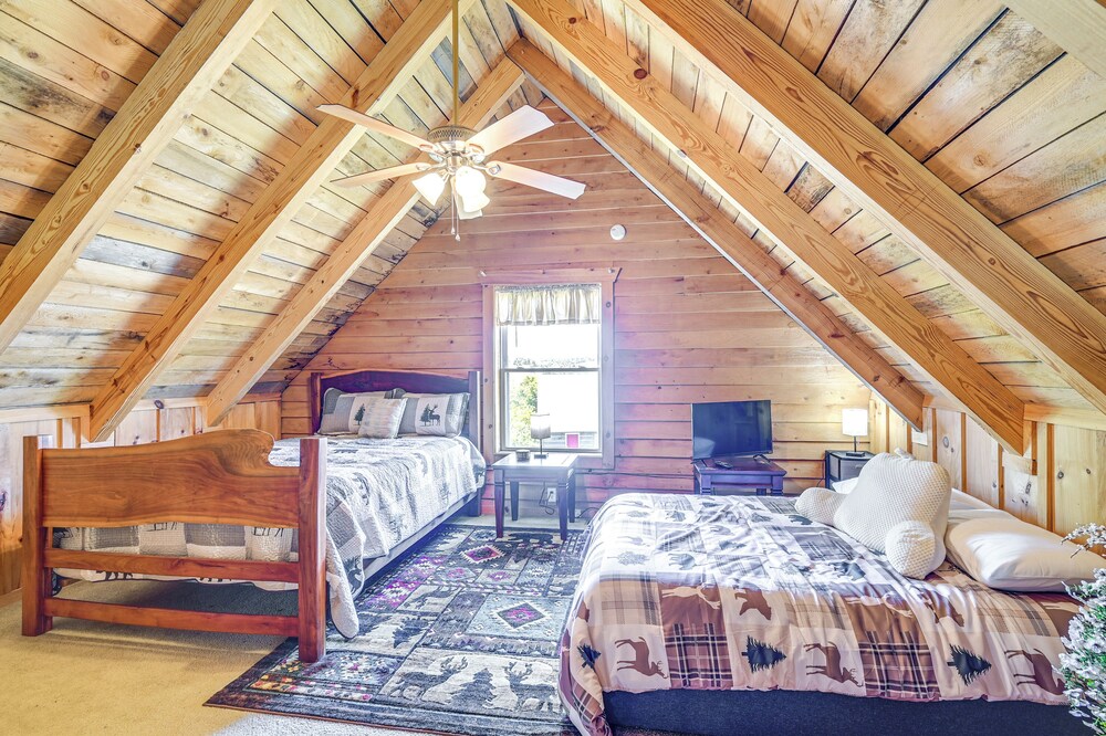 2 Mi to Mabry Mill: Mtn-view Cabin w/ Porch!