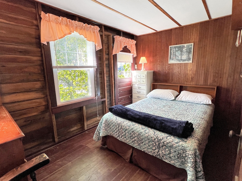 Ocean Front! Rustic Cottage Steps Away From Nubble Lighthouse And Long Sands Beach Ivy Cottage-y853 2 Bedroom Home by Redawning view 3