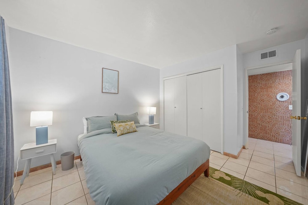 5 BR Jacuzzi 12 Mins to Disney Knotts