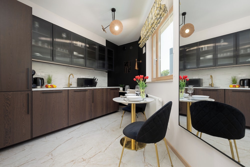 Elegant Studio for 2 by Renters view 2