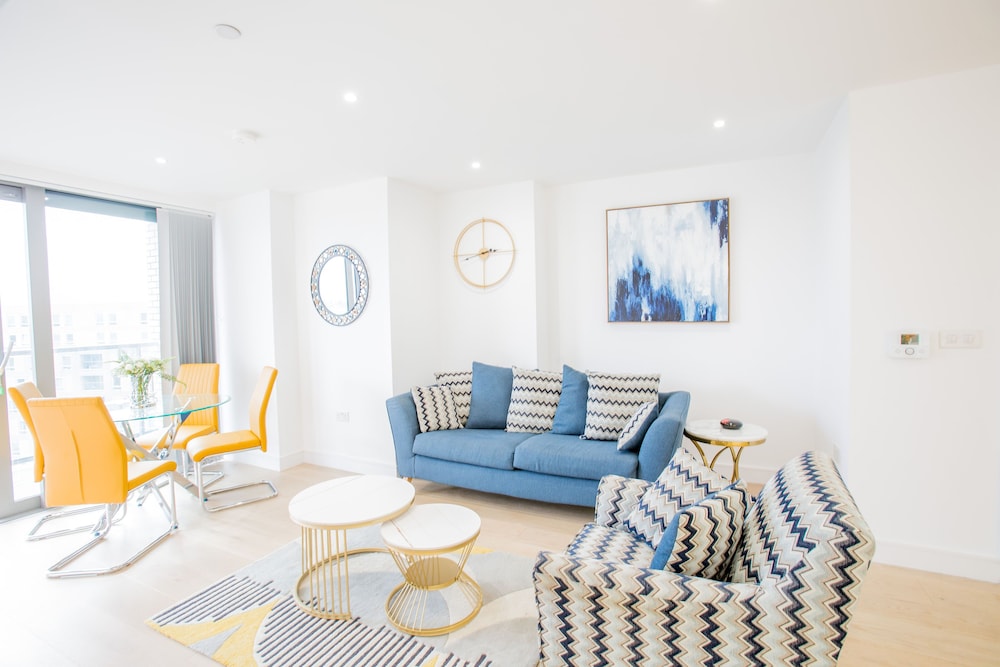 Canary Views One Bed and Bath Apartment