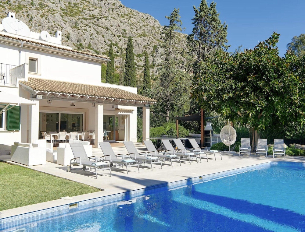 Villa on the Foot of La Font Hills