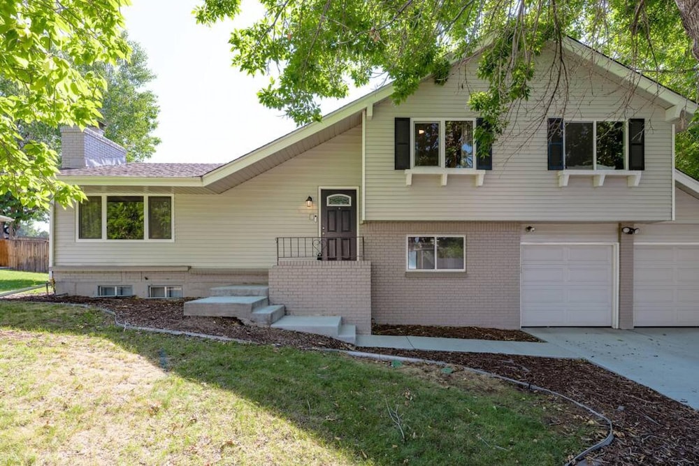 Denver Family Retreat 4BR 3 BA - Large Backyard view 5