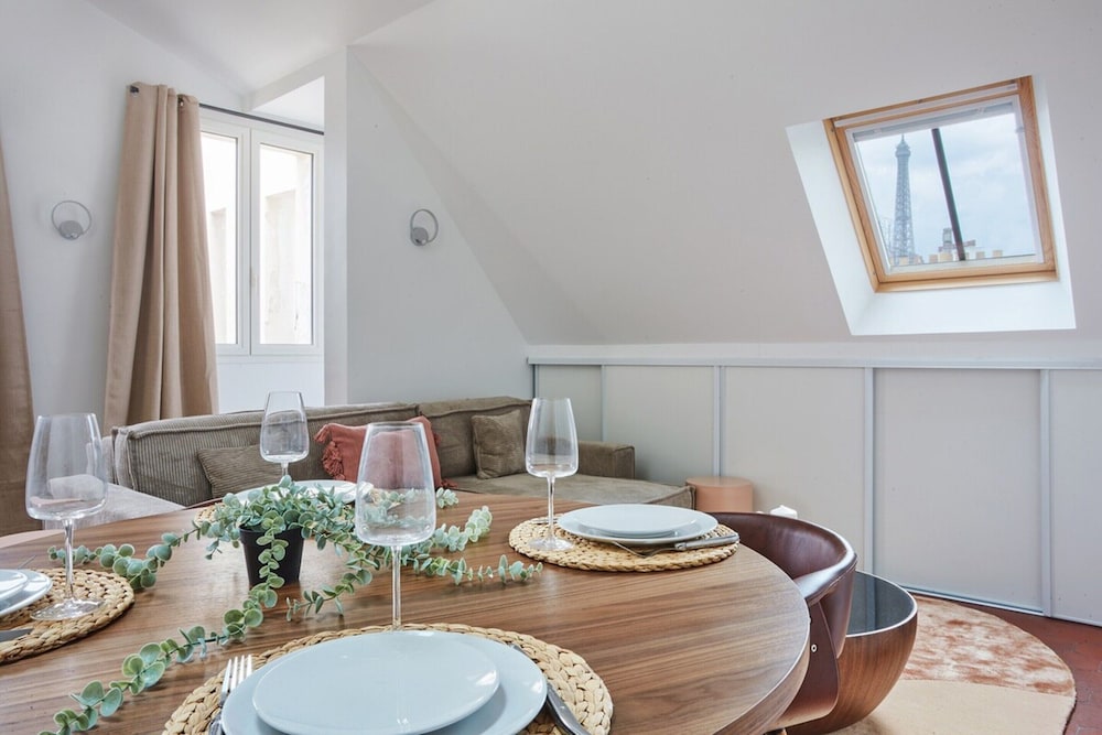 Superb Flat Ave Montaigne With Eiffel Tower View