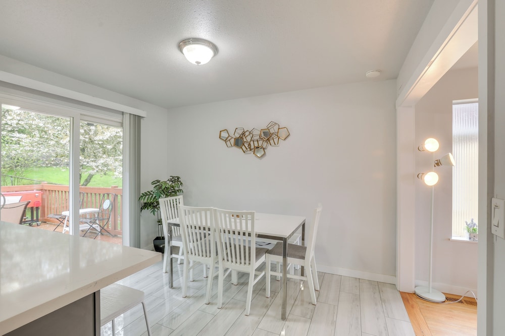 7 Mi to Dtwn: Pet-friendly Abode in Seattle!