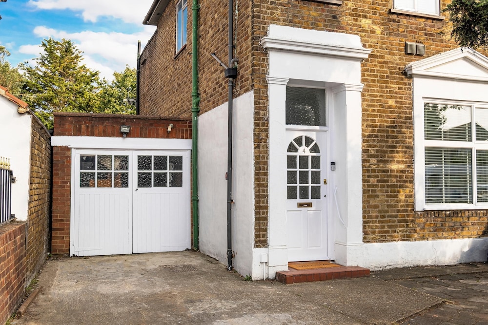 Ashford Vacations - Heathrow Living Stanwell Serviced House - Property Image 1
