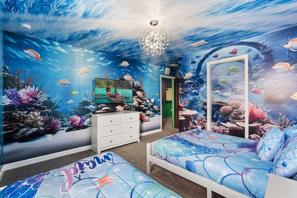 Upstay Movie-themed Mansion w Arcade Pool Hot Tub