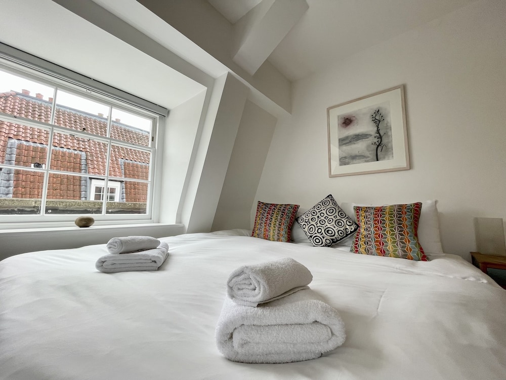 Bright 1 Double bed Apartment Near Cabot Circus view 2