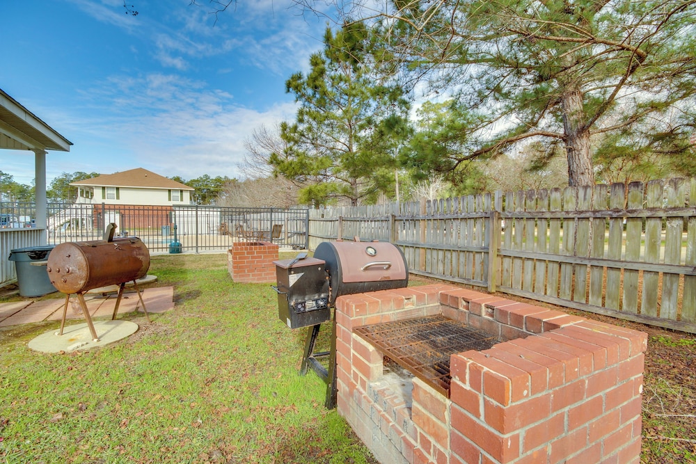 Community Grills & Pool: Gautier Condo!