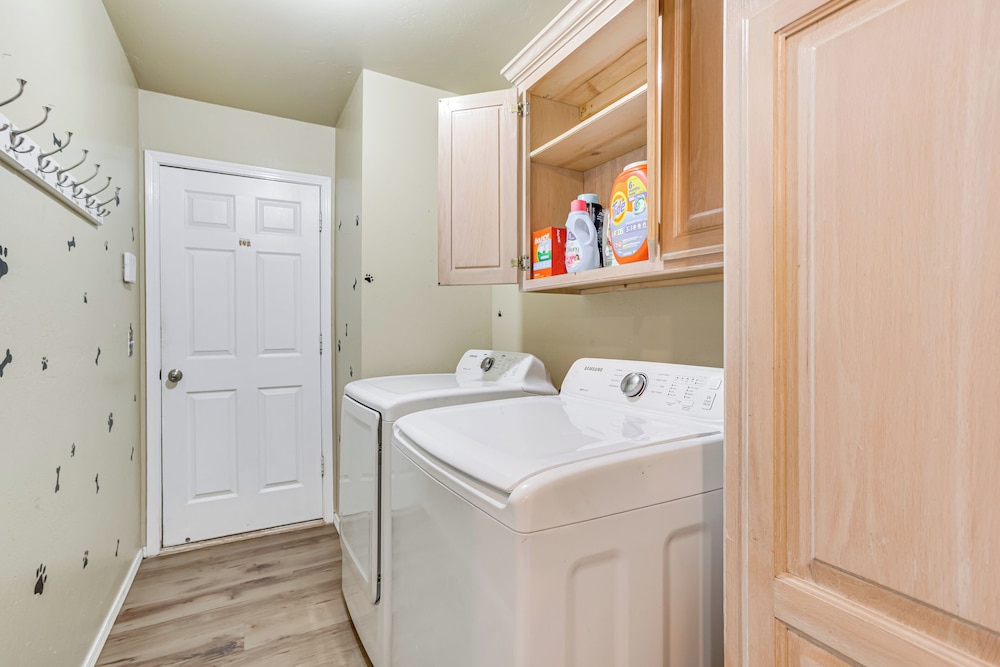 < 1 Mi to Oak Tree National: Cozy Getaway!