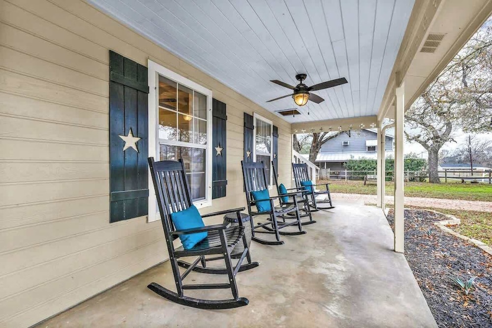 The Country Haus: Quaint Home 1 Mile From Downtown