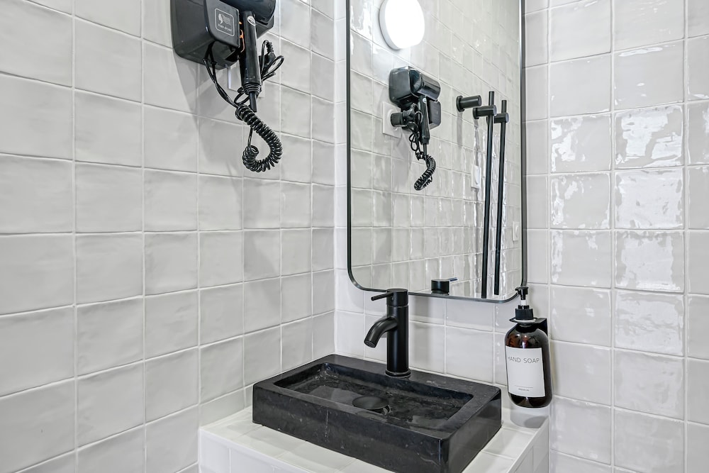 JIJI Suites