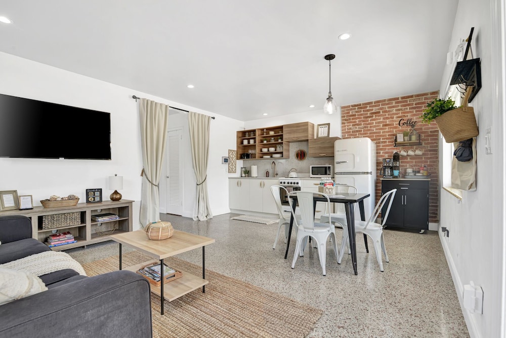 Modern Downtown Bungalow view 3